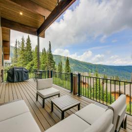 Stunning View! Peaceful & Modern Schweitzer Chalet, hotel en Sandpoint