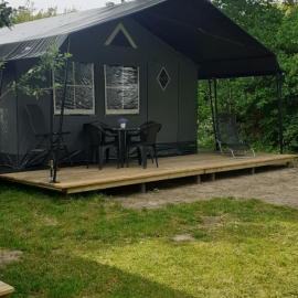 Mooie ruime 4 persoons glampingtent op kleine rustige camping โรงแรมในAnna Paulowna