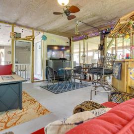 Walk to North Topsail Shores: Beach House w/ Gear!, Hotel in North Topsail Beach