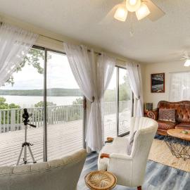 Norfork Lake Views: Home w/ Deck in Henderson, hotel en Henderson