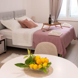 Trogir apartment disability-friendly with free parking, hotel in Trogir