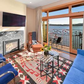 Salishan Chief Suite by EMR Vacation Rentals, hotel a Cowichan Bay