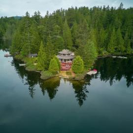 North Lake Waterfront Home by EMR Vacation Rentals, hotel em Egmont