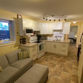 Ravens Nest Cozy Lower One Bedroom Suite, hotel in Victoria