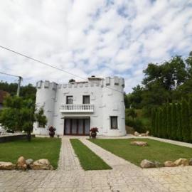 Dvorac Castelo DB 2022, hotel di Vrnjačka Banja