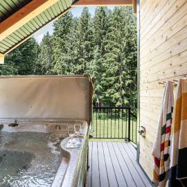 The Cedar Suite - Secluded Mountain Retreat with Forest Views and Hot Tub – hotel w mieście Revelstoke