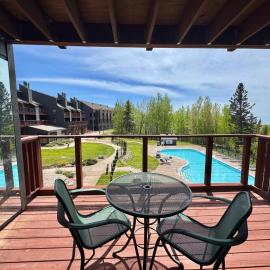 Lutsen Ski-In/Ski-Out | Lake View | Pet-Friendly – hotel w mieście Lutsen