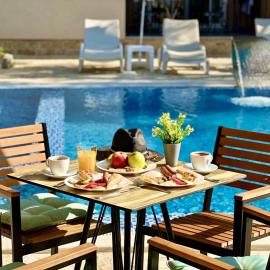 AKHDAR APARTMENTS free parking, pool & breakfast, ξενοδοχείο σε Utjeha