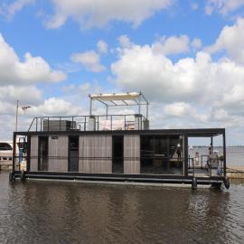 Houseboat with sauna & fantastic view Offingawier, hotelli kohteessa Offingawier