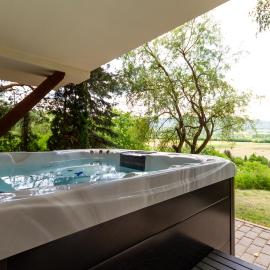 Hilltop Wellness Haven W AC & Jacuzzi by NW, khách sạn ở Recsk