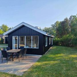 Retro Cottage With Fjord View, hotel in Storvorde