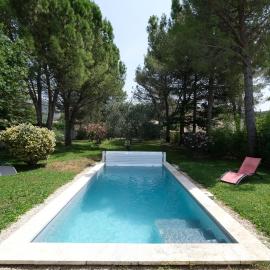 A pretty family house located in a tranquil area with a pretty view of the Luberon range., отель в городе Les Taillades