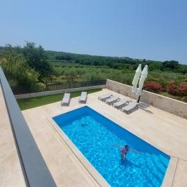 Villa FARO - new house, near beaches, heated pool, playroom, bbq, Salvore - Istria, hotel en Bašanija