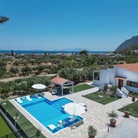 Villa Aelia Kefalos-Private & Spacious with Pool, hotel din Kámpos