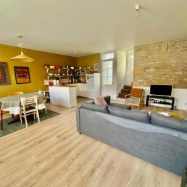 La courette, maison avec cour proche plage, hotel v destinácii Graye-sur-Mer