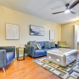 2 Mi to High Point University: Townhome w/ Patio, hotell i High Point