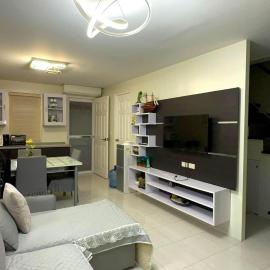 Pontefino Townhouse Comfy Pink 0412 two-storey, hotell sihtkohas Batangas City