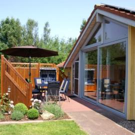Kinderfreundliches 5 Personen Wellnessferienhaus Treibholz mit zwei Duschen und Toiletten, Sauna, Whirlpool, Kaminofen, Wintergarten und Kanu in Otterndorf, hotel in Otterndorf