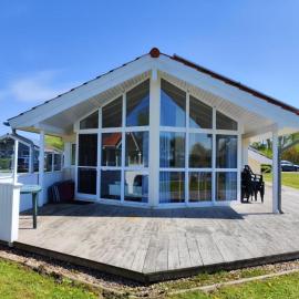 6 Personen Ferienhaus in 1. Reihe zum See mit Kanu und herrlichem Seeblick, Sauna, Whirlpool, Kaminofen, Klimaanlage und E-Tankstelle am Haus in Otterndorf