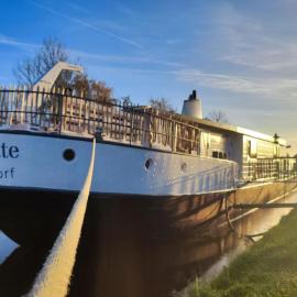 8 Personen Hausboot mit Hot Tub, Sauna, Kaminofen, Klimaanlage, Lounge, Sonnendeck und Garten mit Buddelschiff direkt hinterm Deich in Otterndorf, hotel in Otterndorf