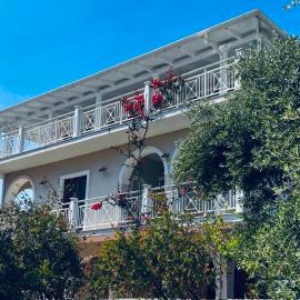 Villa Eleni - Ground Floor Open plan Suite، فندق في اليكاناس