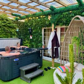 FINN VILLAGE - Loch Lomond Villa - THE JUNGLE ROOM with a PRIVATE HOT TUB, hotel in Drymen