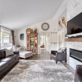 Mt Hood Village Condo - Cozy Retreat with Fireplace, hotel di Mount Hood Village