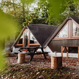 Gesves में, होटल Chambre avec jacuzzi ou Chalets dans les bois
