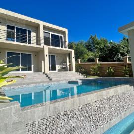 The Indianna Luxury Pool & Spa, хотел в Whitehouse