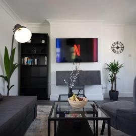 3BR Home Gem - sleeps 9 - Netflix - Near O2 & Greenwich Park, hotel in London