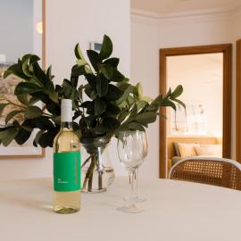 Cool beachside apartment on Jetty Road Brighton, hotel in Brighton