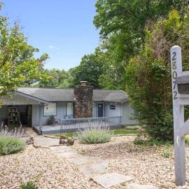5 BR lakefront home with swim dock bunk room High Speed WiFi