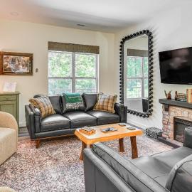 Hike, Golf & Swim: Blue Ridge Cabin Escape, hotel in Clayton