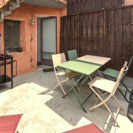 Cozy Home In L'isle-Sur-La-Sorgue With Wifi, hotel di LʼIsle-sur-la-Sorgue