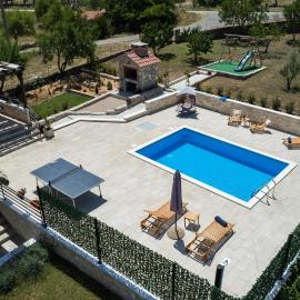 Villa Malenica - 4BR, Heated pool and 1000m2 fenced garden