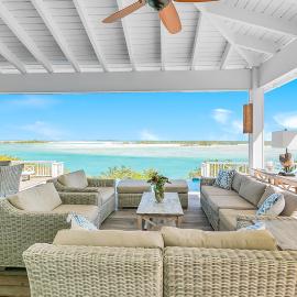 Bakari House - Luxury Oceanfront Villa with Spectacular View, Pool, Spa and Dock、Hartswellのホテル