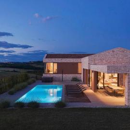Luxury Villa Vigneto heated pool jacuzzi、ブルトニグラのホテル