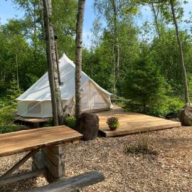 Off-grid forest glamping, hotel di Karuse