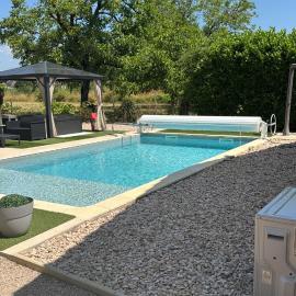 Jolie Villa indépendante climatisée 3 chambres tout confort 6 couchages, piscine chauffée 4 X 8 et jacuzzi disponibles de Mai à fin Septembre, boulodrome éclairé, ping-pong, wifi, proche commerces Animaux domestiques sur demande