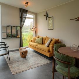 Luxury holiday home surrounded by water & forest, ξενοδοχείο σε Sint Nicolaasga