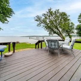 Waterfront Chautauqua Lake Home w/ Deck & Grill!, hotel a Jamestown