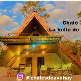Chalés do AVOHAY, lindo chalé com privativo ofurô aquecido,apenas 2 minutos da Vila de São Jorge Chalé la belle de jour, hotel in Sao Jorge
