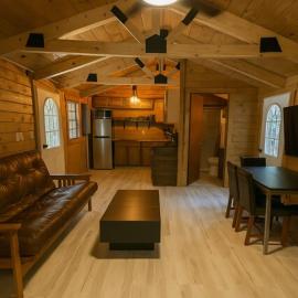 Hana Cabin sleeps 5 near Windrock general store, hotel in Oliver Springs