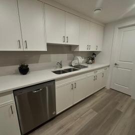 New 1-bedroom basement apartment，Calgary的飯店