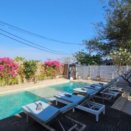 Villa Aurora: 4 BR, Front Beach, hotel in Gili Meno