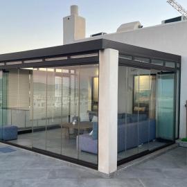 appartement avec vue sur mer avec belle pergola bioclimatique au terrasse
