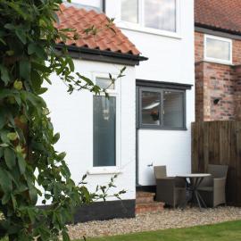 Beautiful 2 Bedroomed Cottage with Garden 10 minutes from Hornsea Beach