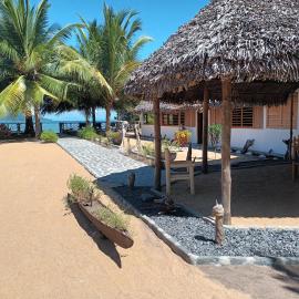 Ravoravo Beachfront Family lodge in Lokobe National Park-Nosy be, autentic Madagascar expiriance with europian confort, hotel sa Antafondro