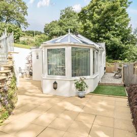 Luxury Cottage with Valley Views A Peaceful Couples Retreat, hotel in St Austell