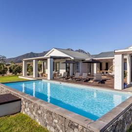 Modern Home with Views, Pool & Fireplaces in Estate in the Wineland